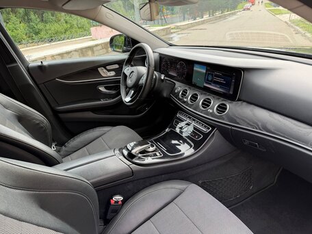 2017 Mercedes-Benz E-Класс 200 V (W213, S213, C238), чёрный, 2080000 рублей, вид 3