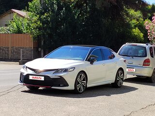 2021 Toyota Camry VIII (XV70) Рестайлинг, белый, 3050000 рублей, вид 4
