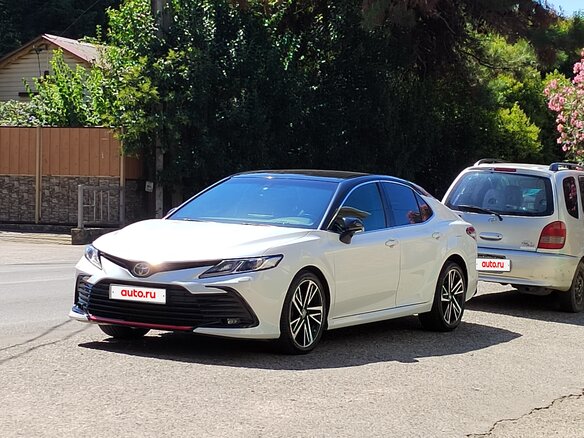 2021 Toyota Camry VIII (XV70) Рестайлинг, белый, 3050000 рублей - вид 3