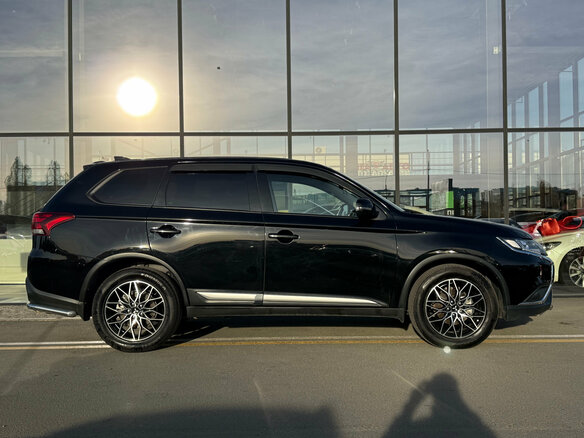2018 Mitsubishi Outlander III Рестайлинг 3, чёрный, 2080000 рублей - вид 1