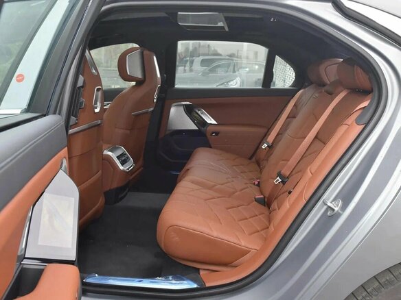 2025 BMW 7 серии 740i xDrive VII (G70), серебристый, 16780000 рублей - вид 22