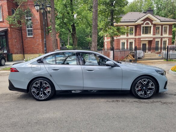 2025 BMW 5 серии 530i xDrive VIII (G60/G61/G68), серый, 8850000 рублей - вид 18