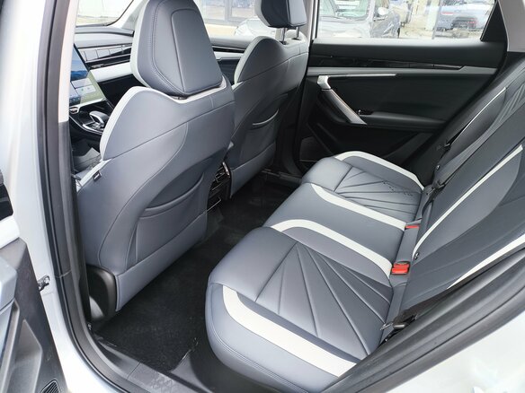 2026 Geely Atlas II, серебристый, 3449990 рублей - вид 12