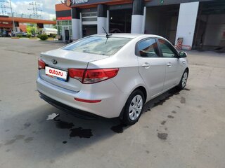 2017 Kia Rio III Рестайлинг, серебристый, 995000 рублей, вид 3