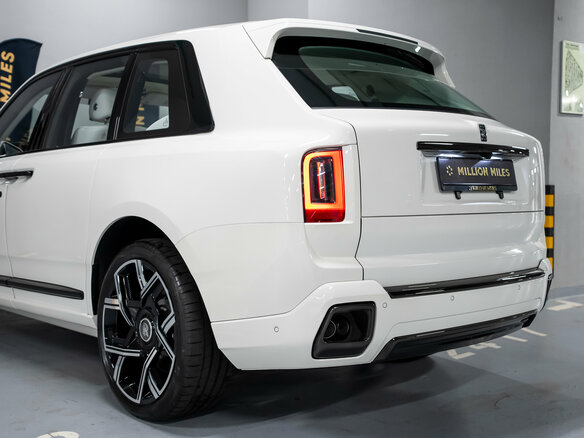 2025 Rolls-Royce Cullinan Black Badge I Рестайлинг (Series II), белый, 64500000 рублей - вид 12