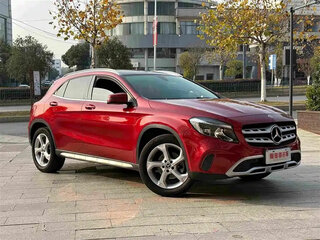 2017 Mercedes-Benz GLA 200 I (X156), красный, 2000000 рублей, вид 3