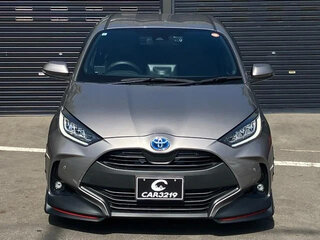 2023 Toyota Yaris IV, серебристый, 1180000 рублей, вид 3