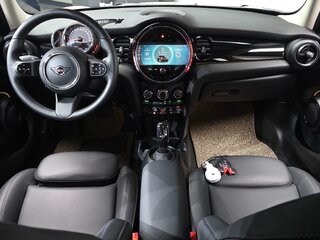 2022 Mini Hatch Cooper III (F55/F56) Рестайлинг 2, белый, 1810000 рублей, вид 5