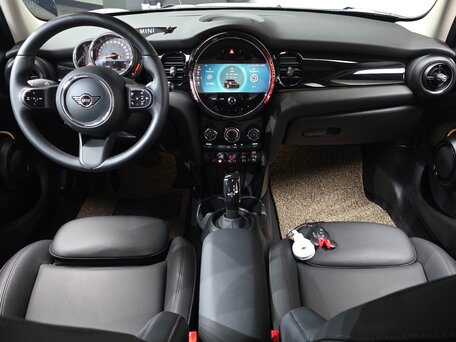 2022 Mini Hatch Cooper III (F55/F56) Рестайлинг 2, белый, 1810000 рублей, вид 5
