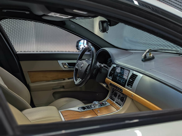 2014 Jaguar XF I Рестайлинг, белый, 1350000 рублей - вид 33
