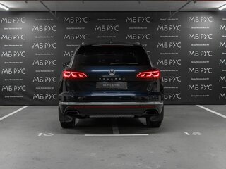 2020 Volkswagen Touareg III, серый, 4890000 рублей, вид 4