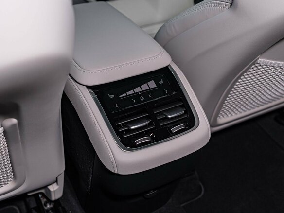 2026 Volvo XC90 B5 II Рестайлинг 2, чёрный, 12420000 рублей - вид 19