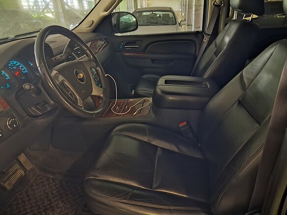 2011 Chevrolet Tahoe 6AT III, чёрный, 2250000 рублей - вид 2