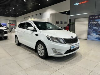 2013 Kia Rio 5-speed III, белый, 800000 рублей, вид 3