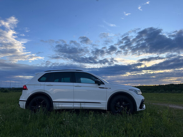 2021 Volkswagen Tiguan II Рестайлинг, белый, 3400000 рублей - вид 2