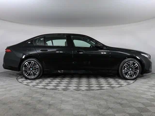 2025 BMW 5 серии Long 530Li xDrive VIII (G60/G61/G68), чёрный, 8550000 рублей, вид 4