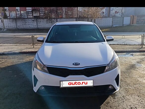 2021 Kia Rio IV Рестайлинг, белый, 1400000 рублей - вид 1
