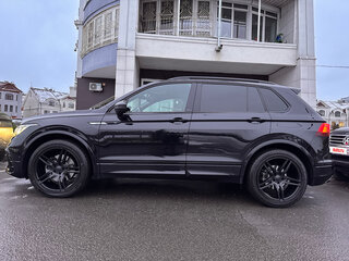 2021 Volkswagen Tiguan II Рестайлинг, чёрный, 4350000 рублей, вид 4