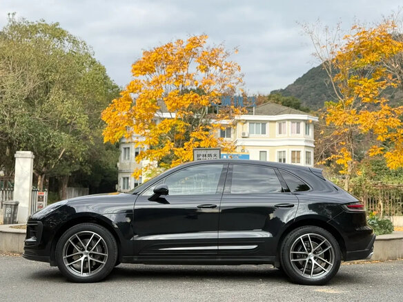 2023 Porsche Macan I Рестайлинг 2, чёрный, 6800000 рублей - вид 4