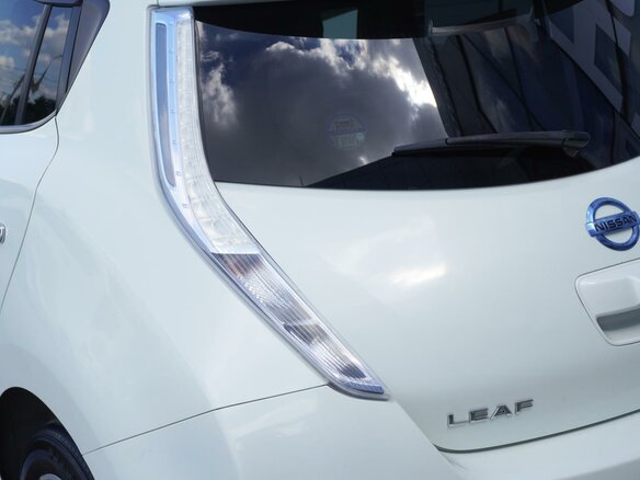 2011 Nissan Leaf (EM61) I (ZE0/AZE0), белый, 570000 рублей - вид 6