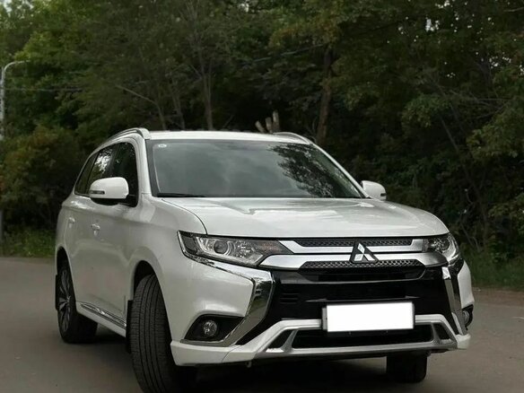 2022 Mitsubishi Outlander III Рестайлинг 3, белый - вид 2