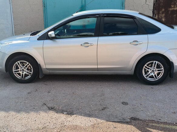 2010 Ford Focus II Рестайлинг, серебристый, 750000 рублей - вид 3
