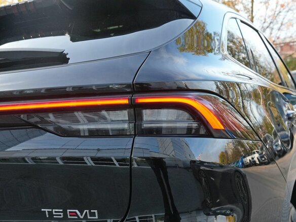 2023 Forthing T5 EVO, чёрный, 2050000 рублей - вид 6
