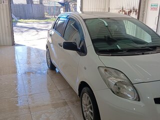 2009 Toyota Yaris II, белый, 525000 рублей, вид 2