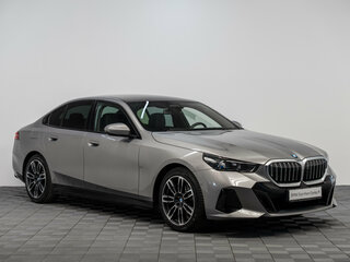 2025 BMW 5 серии 520d xDrive VIII (G60/G61/G68), серый, 8850000 рублей, вид 3