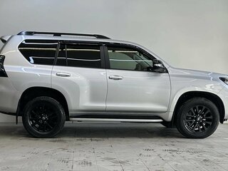 2021 Toyota Land Cruiser Prado 150 Series Рестайлинг 3, серебристый, 7550000 рублей, вид 4