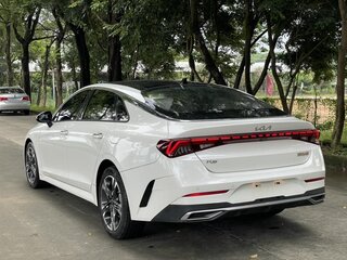 2023 Kia K5 III Рестайлинг, белый, 2390000 рублей, вид 4