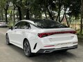 2023 Kia K5 III Рестайлинг, белый - вид 3