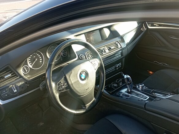 2013 BMW 5 серии 520i VI (F10/F11/F07), чёрный, 2200000 рублей - вид 2