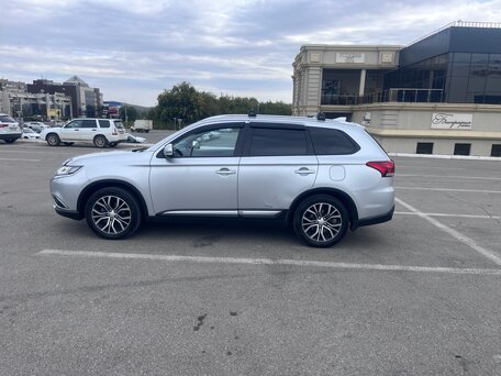 2018 Mitsubishi Outlander III Рестайлинг 2, серебристый, 2090000 рублей, вид 4
