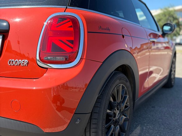 2021 Mini Hatch Cooper III (F55/F56) Рестайлинг, оранжевый - вид 6