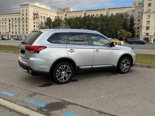 2015 Mitsubishi Outlander III Рестайлинг 2, серебристый, 1670000 рублей, вид 3