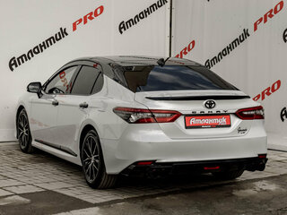 2022 Toyota Camry US Market VIII (XV70) Рестайлинг, белый, 3390000 рублей, вид 4