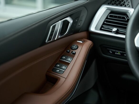 2024 BMW X5 30d IV (G05/G18) Рестайлинг, коричневый, 14299900 рублей - вид 19