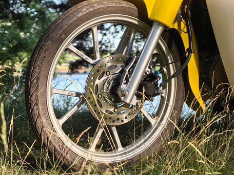 2023 Honda Super Cub, жёлтый, 338000 рублей, вид 3