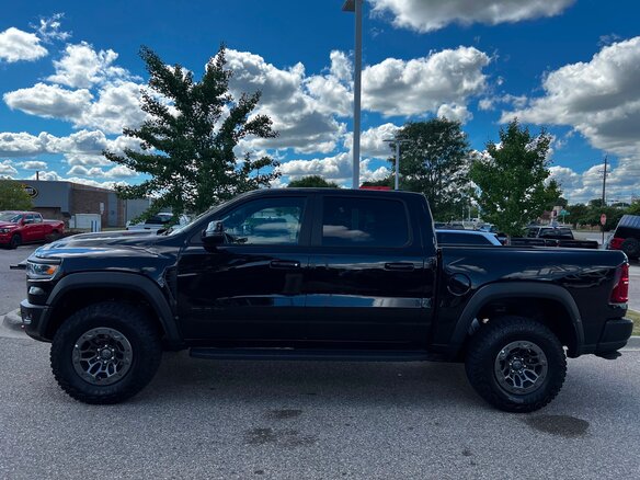 2026 Ram 1500 TRX SRT V Рестайлинг, чёрный - вид 9