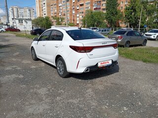 2021 Kia Rio IV Рестайлинг, белый, 1669000 рублей, вид 4