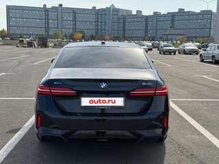 2025 BMW 5 серии 530i xDrive VIII (G60/G61/G68), синий, 7300000 рублей, вид 4