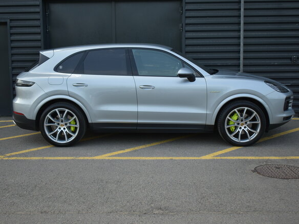 2021 Porsche Cayenne E-Hybrid III, серебристый, 6390000 рублей - вид 7