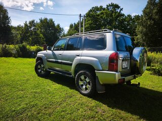 2004 Nissan Patrol V (Y61) Рестайлинг, серебристый, 700000 рублей, вид 3