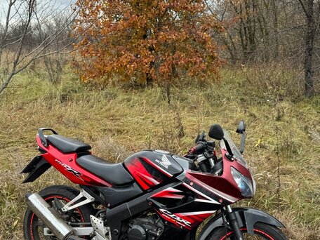 2005 Honda CBR 150R, красный, 200000 рублей, вид 4