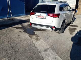 2020 Mitsubishi Outlander III Рестайлинг 3, белый, 2500000 рублей, вид 3