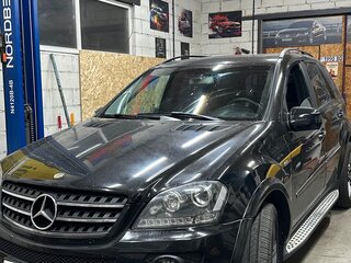 2005 Mercedes-Benz M-Класс 500 II (W164), чёрный, 900000 рублей, вид 1