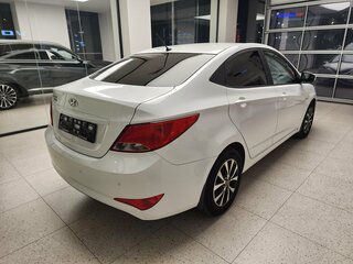 2016 Hyundai Solaris I Рестайлинг, белый, 930000 рублей, вид 4
