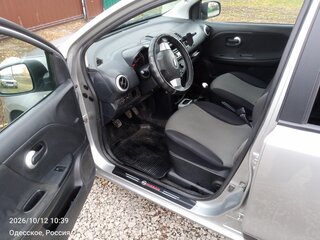 2011 Nissan Note I Рестайлинг, серебристый, 700000 рублей, вид 4