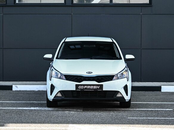 2020 Kia Rio IV Рестайлинг, белый - вид 2